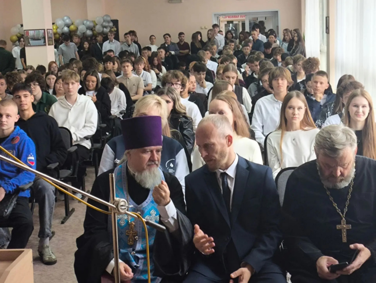 Торжественная линейка,  посвященная Дню знаний и Дню российского казачества